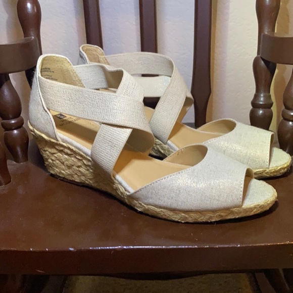 White Mountain Shoes - NWOT Light Metallic Shimmer Gold Wedges